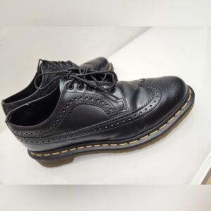 Dr. Martens — 3989 Yellow Stitch Smooth Leather Brogue Shoes —EU Size 39